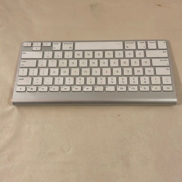COPY - Original Apple Wireless Keyboard A1314 White Keys Aluminum Metal Base Bl… - Picture 3 of 4